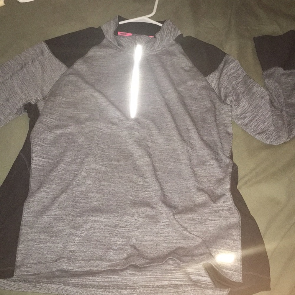AVIA Long-Sleeve Exercise shirt with thumb holes